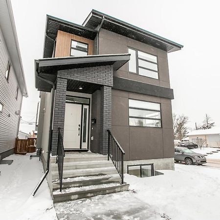 Bright Modern Home - King Bed - Free Parking - Fireplace - Fast Wi-Fi - Free Netflix Эдмонтон Экстерьер фото