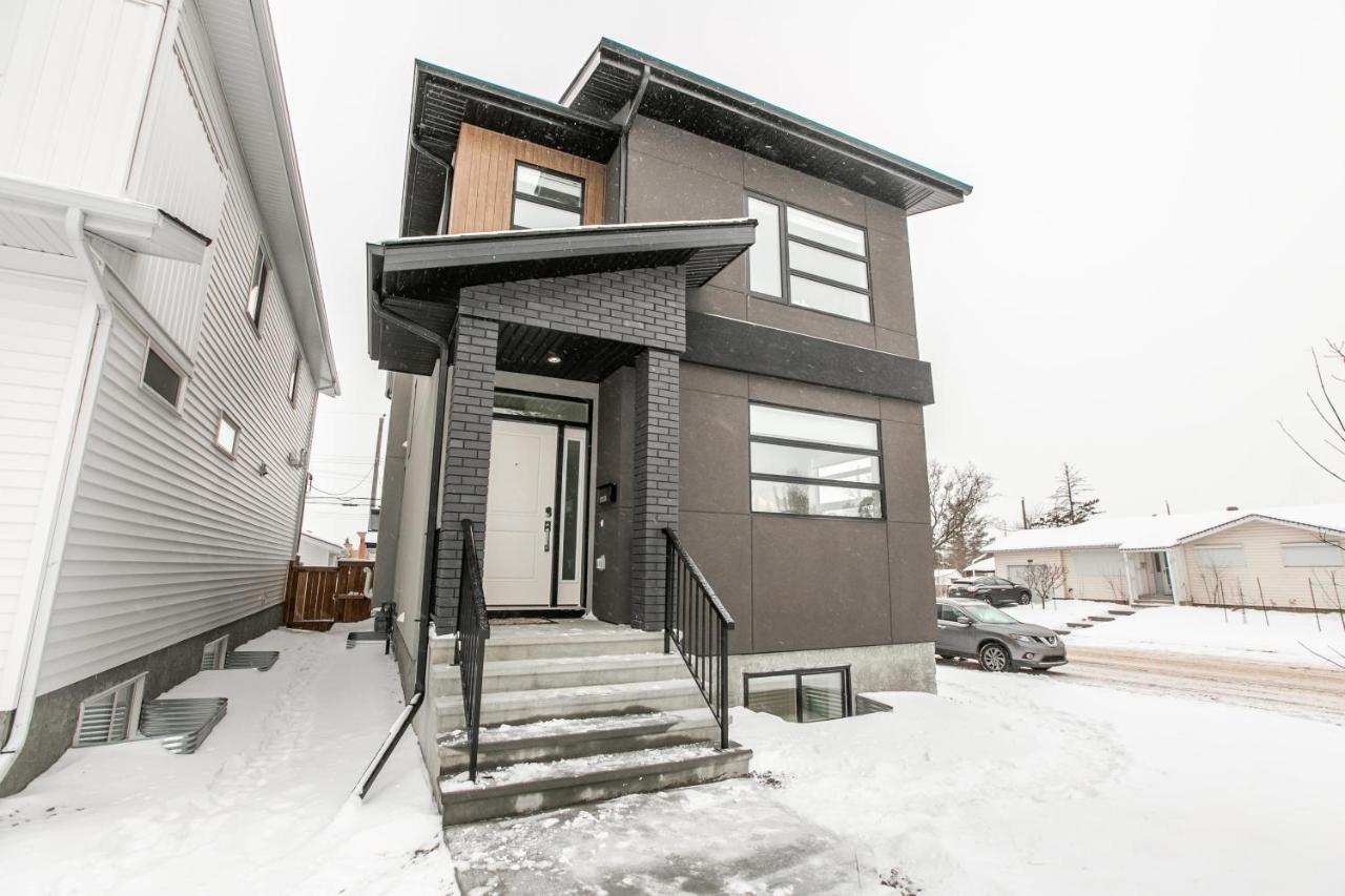 Bright Modern Home - King Bed - Free Parking - Fireplace - Fast Wi-Fi - Free Netflix Эдмонтон Экстерьер фото
