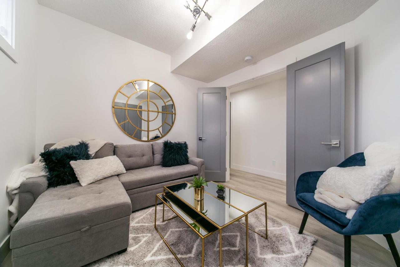 Bright Modern Home - King Bed - Free Parking - Fireplace - Fast Wi-Fi - Free Netflix Эдмонтон Экстерьер фото