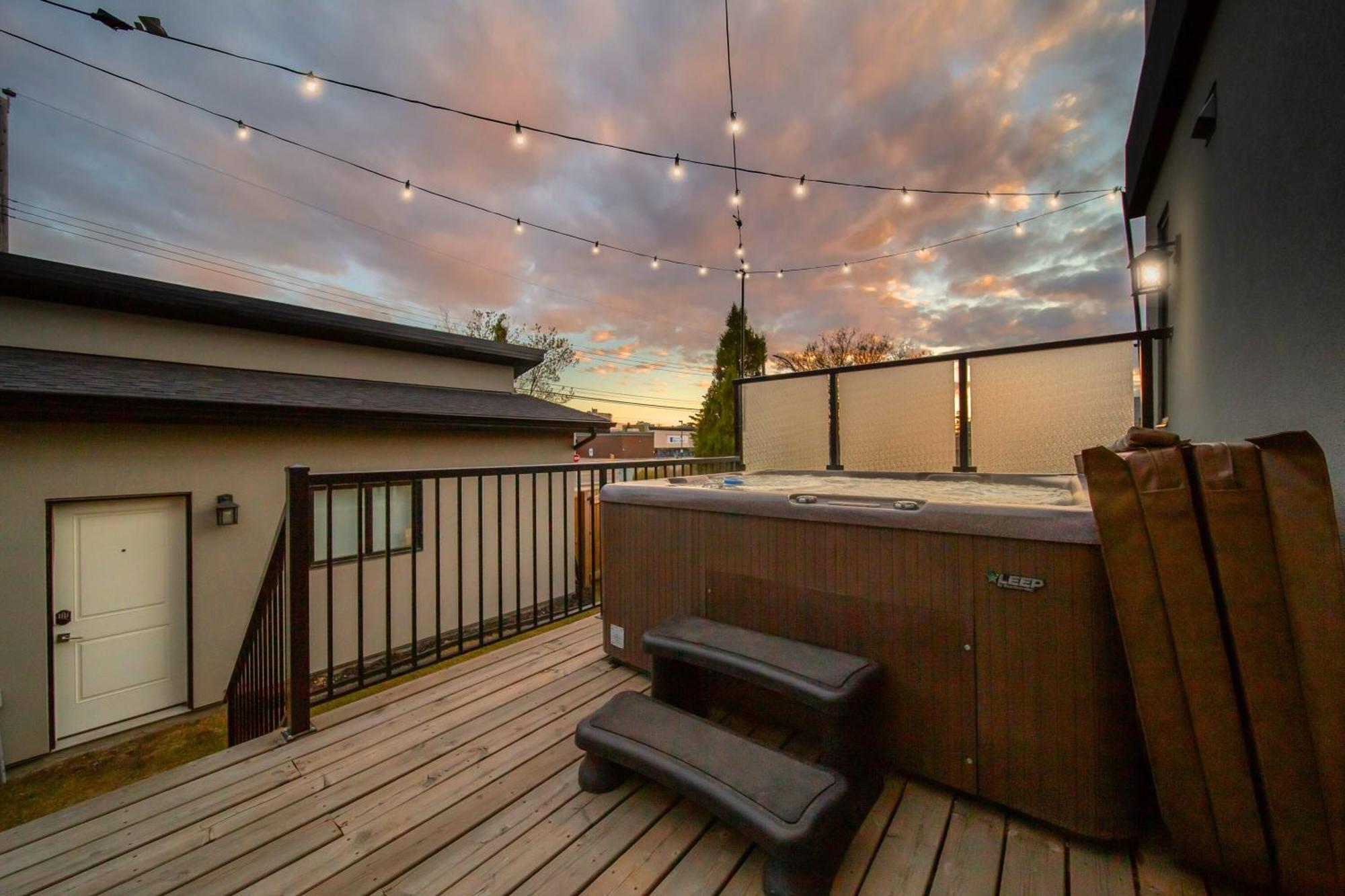 Bright Modern Home - King Bed - Free Parking - Fireplace - Fast Wi-Fi - Free Netflix Эдмонтон Экстерьер фото
